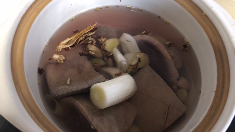 卤猪肝,注入适量清水,盖上盖子大火煮开。