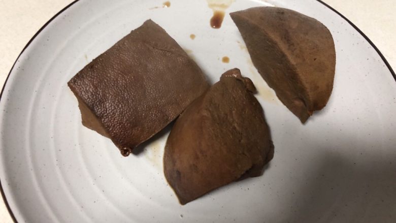 卤猪肝,关火后浸泡两小时再把猪肝捞出来,可以更好的入味。