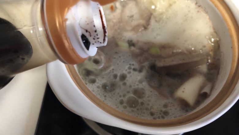 卤猪肝,加入酱油,盐和黄冰糖。