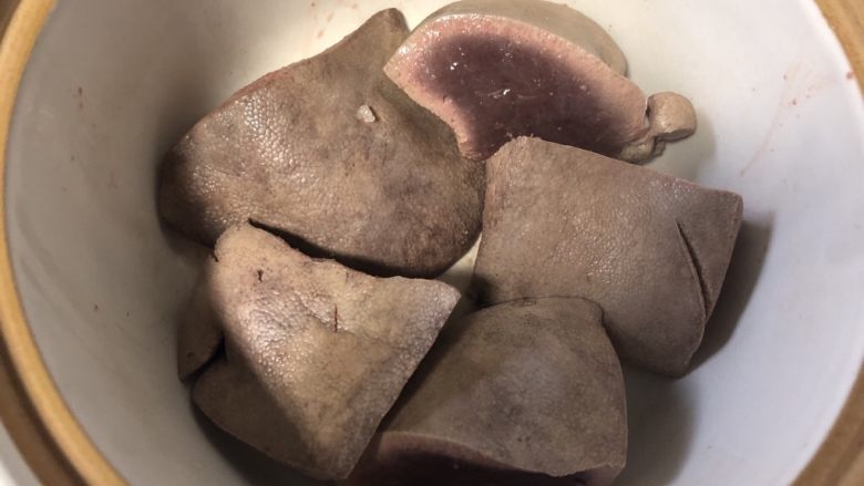 卤猪肝,猪肝用清水冲洗干净,放在砂锅里。