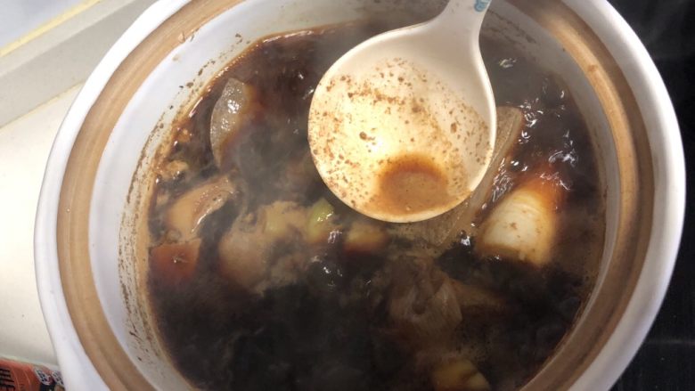 卤猪肝,转最小火,用勺子撇去浮沫。