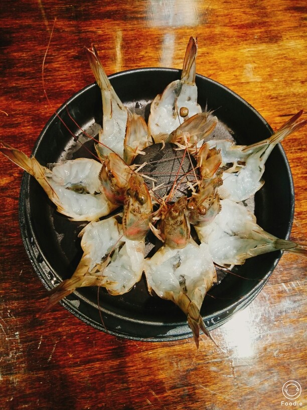 蒜蓉开背虾+萝卜筒骨煲,虾开背去筋,均匀铺在上面