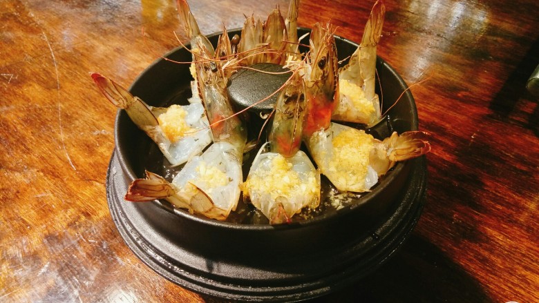 蒜蓉开背虾+萝卜筒骨煲,<a style='color:red;display:inline-block;' href='/shicai/ 6559'>蒜蓉</a>投入盐味,然后均匀撒在虾背上