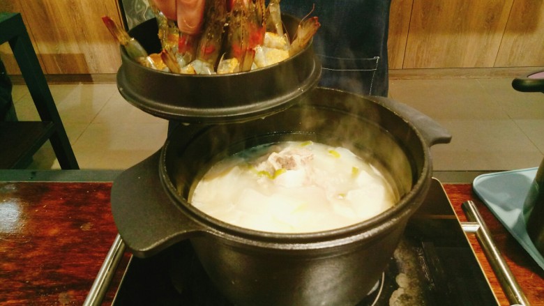 蒜蓉开背虾+萝卜筒骨煲,等萝卜透,骨肉分离,汤里投入盐味,然后放上蒜蓉开背虾,上汽后等虾变色,大约时间7分钟