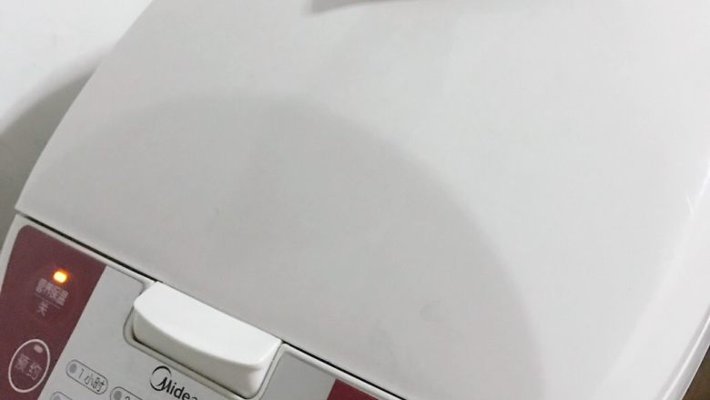 智能电饭煲——酸奶蛋糕,等电饭煲自动跳到保温后,用抹布盖住通气口,大约十五分钟的样子,这段时间仍然不能打开盖子