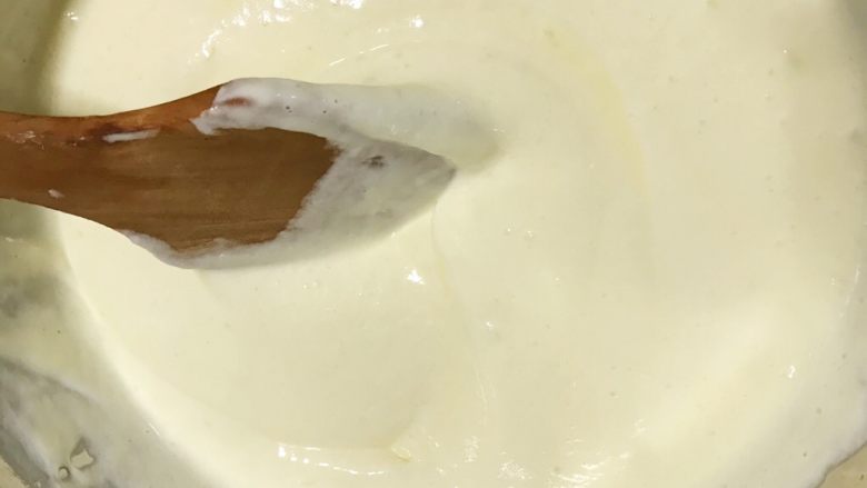 智能电饭煲——酸奶蛋糕,这是最后搅拌好的样子,可以看到颜色是淡淡的,看起来也很细腻