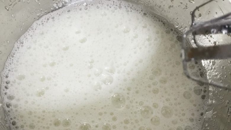 智能电饭煲——酸奶蛋糕,打发蛋白是最关键的步骤,它决定了蛋糕最后是否能成型,用电动搅拌器,先用低速将糖融化,大概是这样子的状态