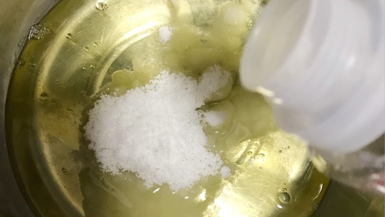 智能电饭煲——酸奶蛋糕,下面开始鼓捣蛋白，加糖，然后放入几滴<a style='color:red;display:inline-block;' href='/shicai/ 715'>白醋</a>，除<a style='color:red;display:inline-block;' href='/shicai/ 9'>鸡蛋</a>的腥味