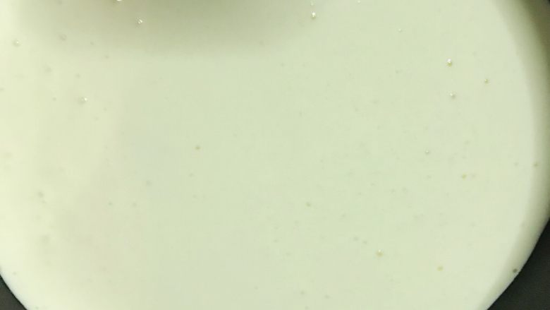 智能电饭煲——酸奶蛋糕,将混合好的蛋糕糊全部倒入锅中,轻轻摔两下锅,把气泡甩掉