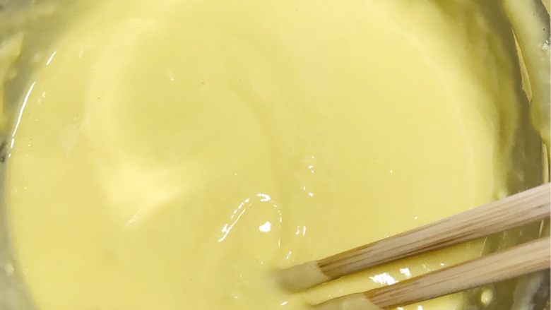 智能电饭煲——酸奶蛋糕,翻搅均匀(像炒菜那样,千万别打圈搅)觉得太干了就放一些酸奶,太湿了继续筛入面粉,翻搅至表面无颗粒就好