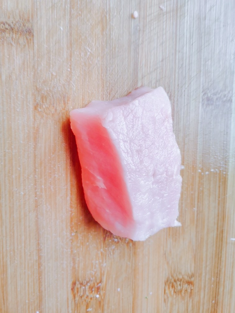 肉沫土豆泥,准备好肉。如果肉在冰箱,提前拿出来解冻。