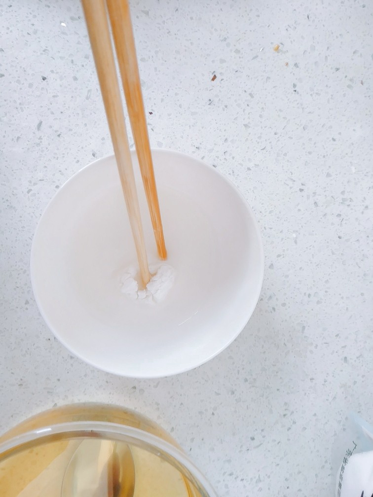 肉沫土豆泥,下锅前调水淀粉,汤汁要稀一点,就水多点,汤汁要浓一点,就水少一点,建议水多点,煮一会儿就变浓稠了。