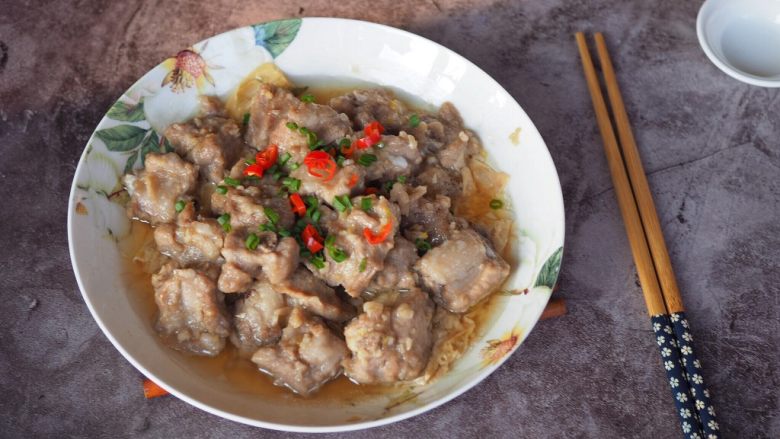 粤式蒸排骨,排骨鲜嫩入味,汤汁都可以捞饭。