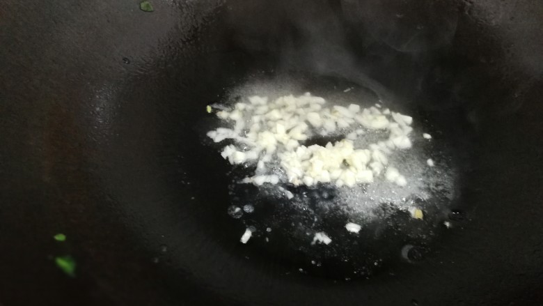 筒蒿菜炒笋丝,热锅,放油爆香蒜末