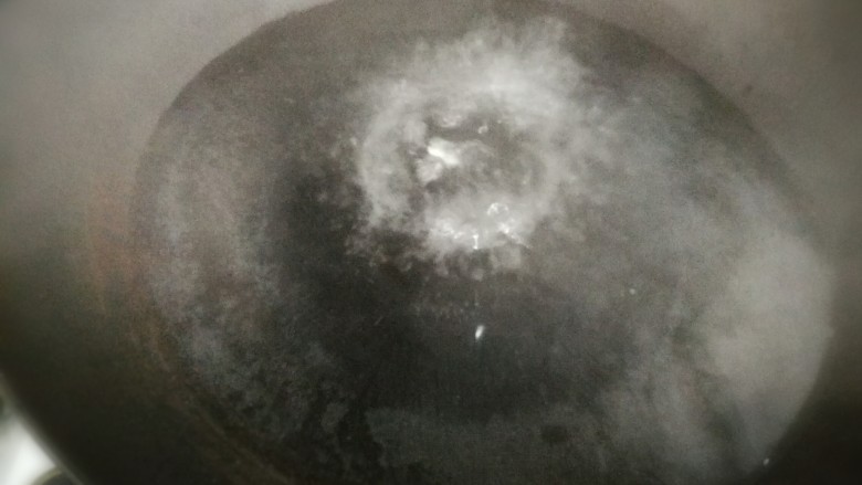 筒蒿菜炒笋丝,烧一锅开水,加入一勺盐和少许油