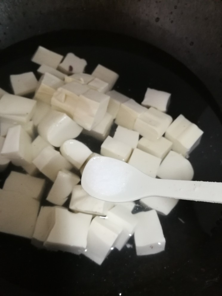 丸子烧豆腐,豆腐冷水下锅,加一小勺盐煮2分钟,主要去除豆腥味,还不易碎