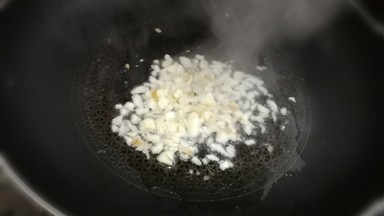 丸子烧豆腐,锅放油,爆香<a style='color:red;display:inline-block;' href='/shicai/ 37'>姜</a>末和蒜末