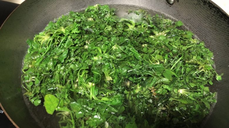 荠菜馄饨,锅里放水烧开后放入荠菜，荠菜变软即可关火。