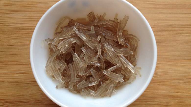 韭菜鸡蛋饼,红薯粉丝泡软后用开水煮至透明状,捞出后过凉,再切成小段