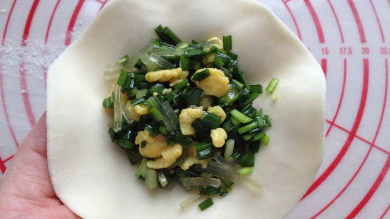 韭菜鸡蛋饼,取一个小面团擀成圆形面皮,放入馅料