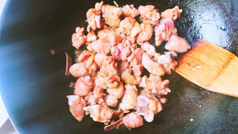 秒杀馆子里的黄焖鸡米饭,倒入<a style='color:red;display:inline-block;' href='/shicai/ 718'>料酒</a>,继续快速翻炒吧