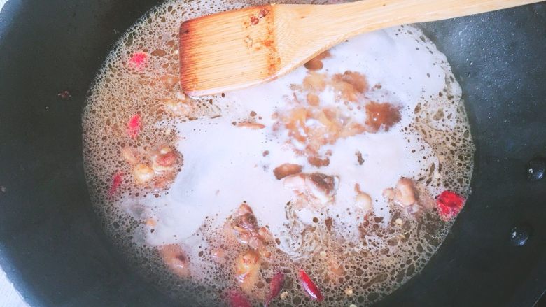 秒杀馆子里的黄焖鸡米饭,倒入开水,温水也行,量没过鸡肉就行,多点也没事,汤很好喝啊