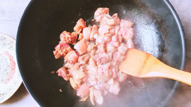 秒杀馆子里的黄焖鸡米饭,赶紧倒入鸡块翻炒,翻炒时候转大火了,尽量将糖色都裹在鸡肉上