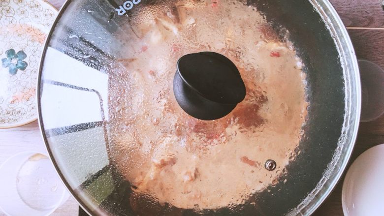 秒杀馆子里的黄焖鸡米饭,盖上锅盖,小火焖煮15到20分钟