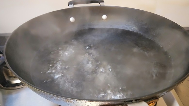 绿色食品\在家就能涨豆芽\香辣凉拌绿豆芽,锅中放适量水烧开。