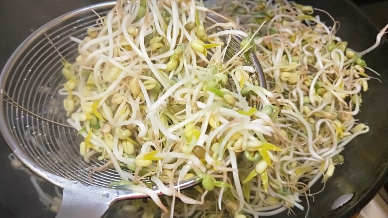 绿色食品\在家就能涨豆芽\香辣凉拌绿豆芽,开水烫一下就马上捞出来。
