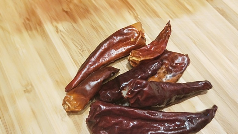 绿色食品\在家就能涨豆芽\香辣凉拌绿豆芽,<a style='color:red;display:inline-block;' href='/shicai/ 86474'>干辣椒</a>切成段。