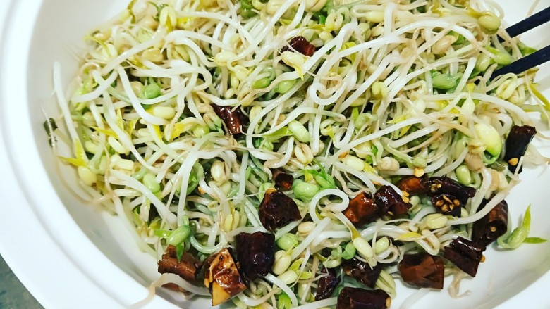 绿色食品\在家就能涨豆芽\香辣凉拌绿豆芽,辣椒油烧在豆芽上,拌均匀即可。