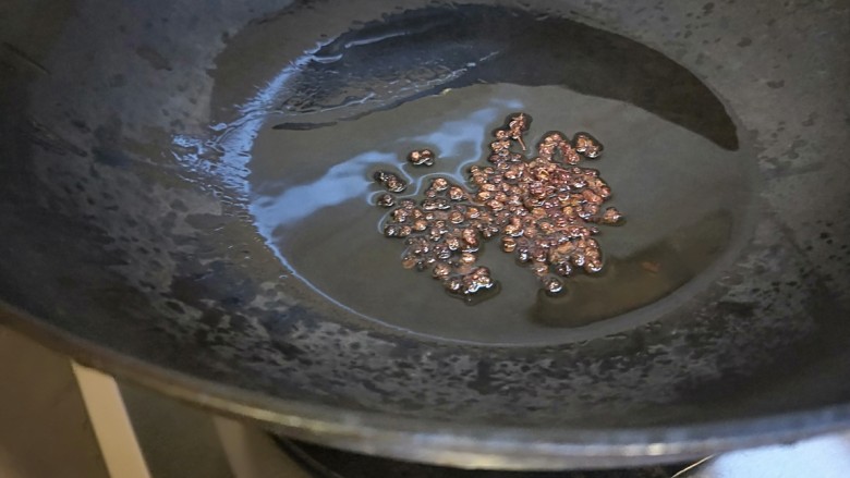 绿色食品\在家就能涨豆芽\香辣凉拌绿豆芽,锅中放适量橄榄油烧五成热放花椒,炸成褐色捞出花椒倒掉。