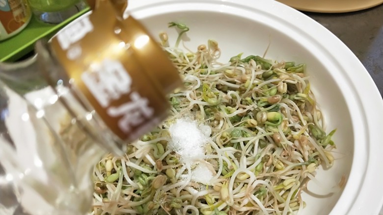 绿色食品\在家就能涨豆芽\香辣凉拌绿豆芽,倒入适量香油。