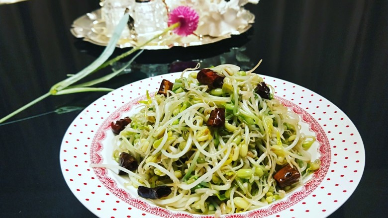 绿色食品\在家就能涨豆芽\香辣凉拌绿豆芽,成品图