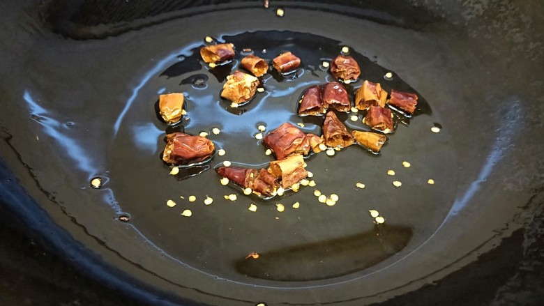 绿色食品\在家就能涨豆芽\香辣凉拌绿豆芽,接着放干辣椒,稍微有点变色关火。