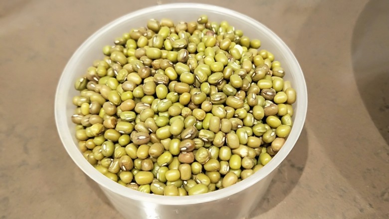 绿色食品\在家就能涨豆芽\香辣凉拌绿豆芽,<a style='color:red;display:inline-block;' href='/shicai/ 453'>绿豆</a>一百克。