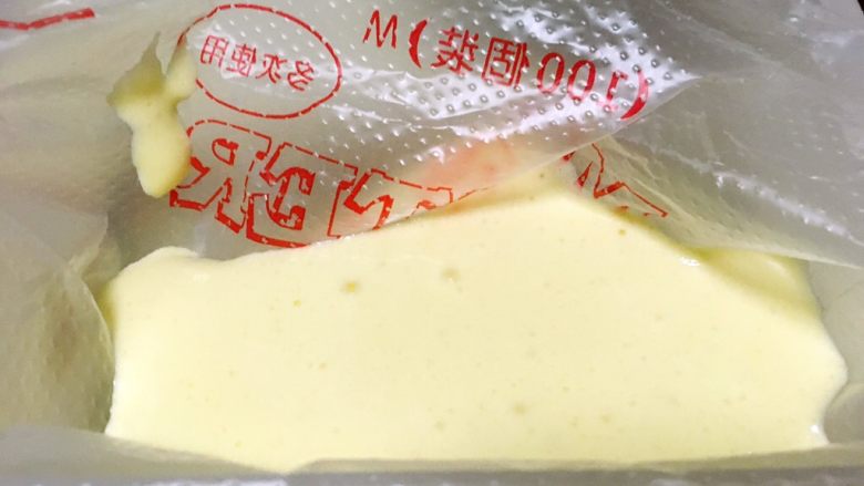 奶香纸杯小蛋糕,之后将面糊装入裱花袋,装好后裱花袋剪个小口