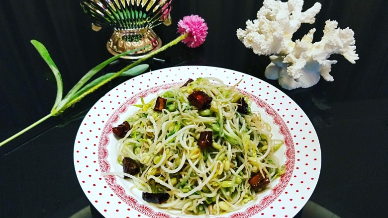 绿色食品\在家就能涨豆芽\香辣凉拌绿豆芽