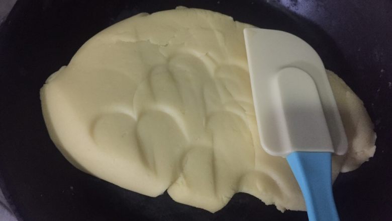 绿豆糕,一直炒至抱团,软硬根据做什么决定哦!
做馅料的就炒干一点,做绿豆糕这类的就不需要太干了