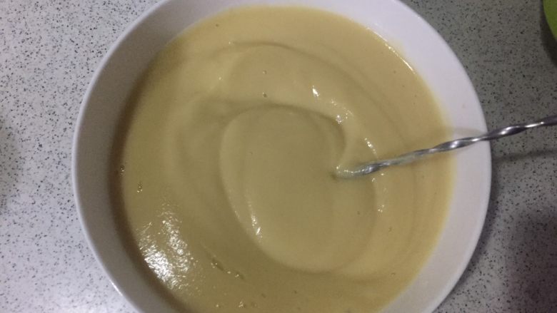 绿豆糕,全部打好,我这水有点多,一会炒到手抽筋的节奏啊!家有微波炉的可以先叮一下,就比较好炒啦!