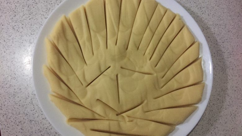 绿豆糕,放盘子里铺平划开冷凉
