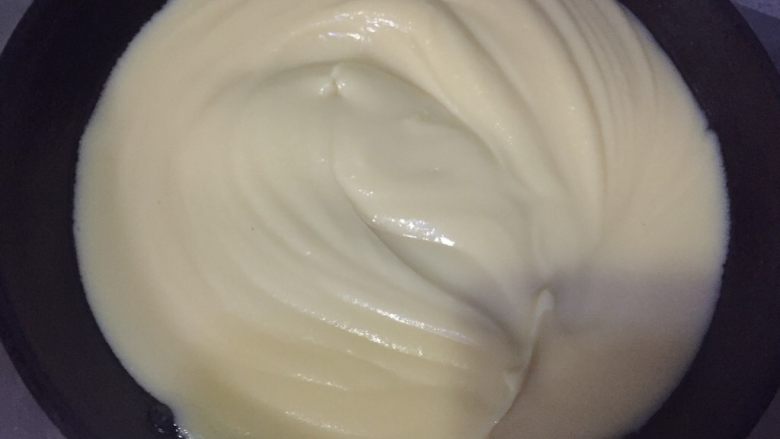 绿豆糕,倒入不粘锅,中小火不停的翻炒