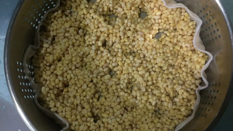 绿豆糕,蒸屉垫蒸布,倒入泡好的绿豆铺平,戳洞留透气