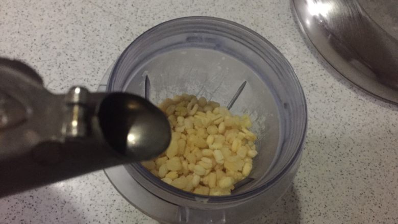 绿豆糕,料理机加适量清水,打成泥