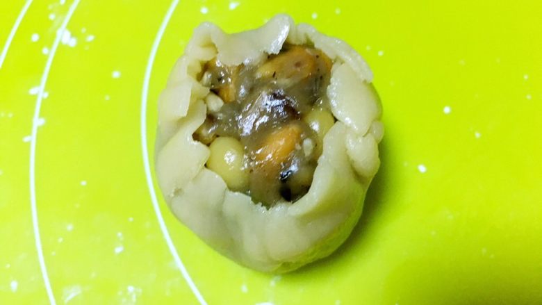 五仁月饼,用手一点点推捏面团,收好收口