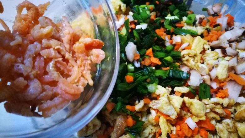 过小年啦~铜钱饺子发发发,所有食材拌在一起 加入海米