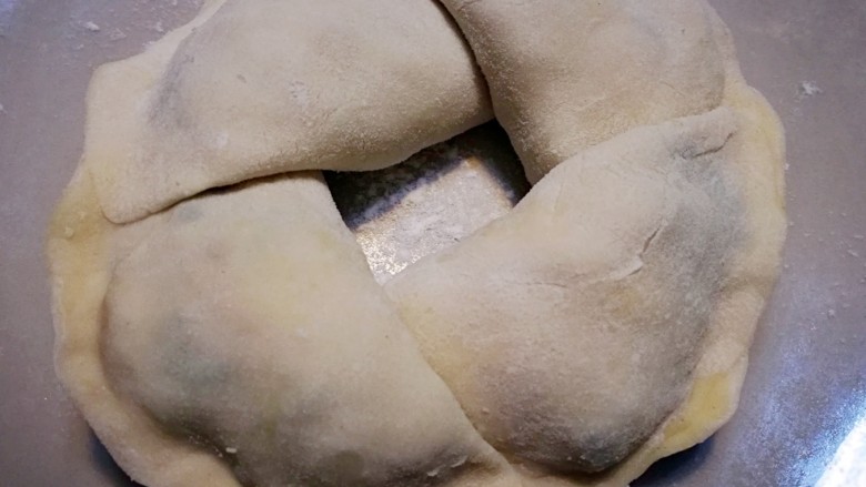 过小年啦~铜钱饺子发发发,饺子一边压住另一个饺子的一边 四个组成一个圆形方孔铜钱造型的饺子