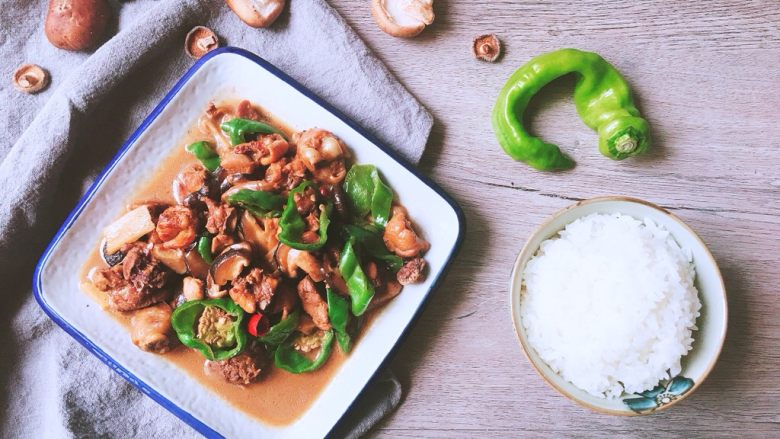 秒杀馆子里的黄焖鸡米饭,米饭我是配合着圆嘟嘟的东北大米一起吃,超级搭啊