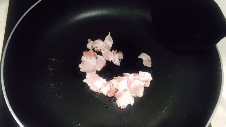 经典奶油培根面,另取平底锅,放入培根,小火慢慢煸炒出培根的油脂。